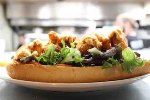 Fried shrimp poboy